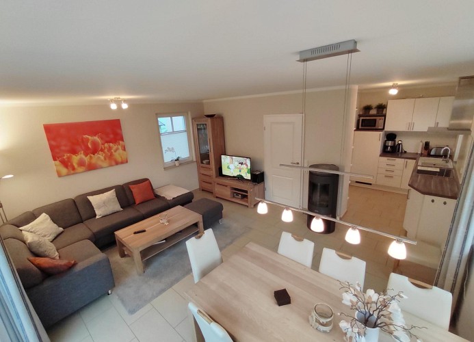 Wohn-, Essbereich mit Blick in die Küche