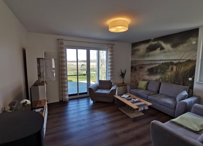 Wohnzimmer mit Terrasse und komplett eingezäuntem Hof