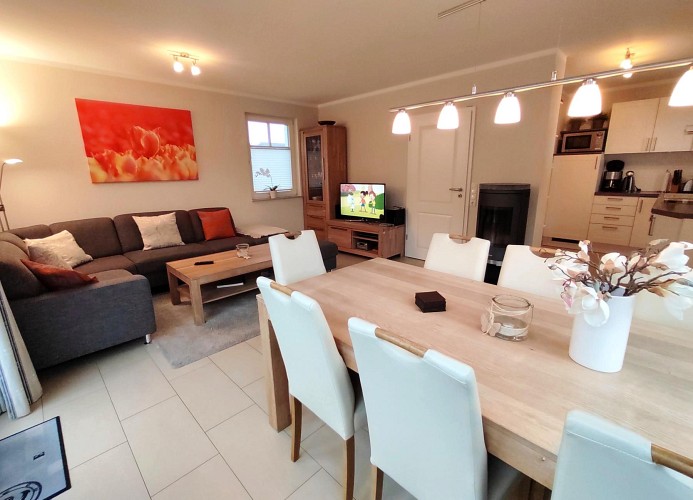 Essbereich mit Blick auf  die Wohnlandschaft