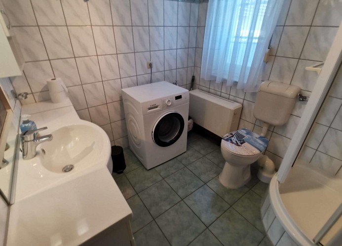 Duschew/WC mit Waschmaschine