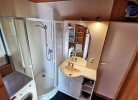 Bad mit Dusche und Waschmaschine