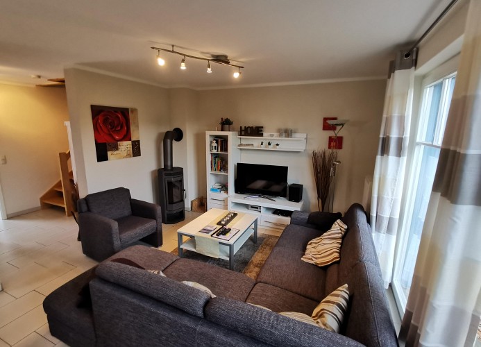 Wohnzimmer mit Kamin und SAT-TV