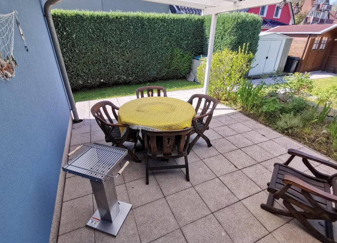 Terrasse mit Holzkohlegrill