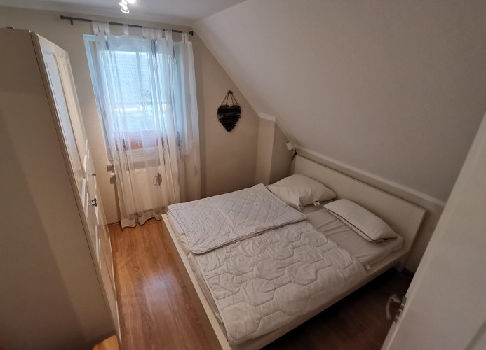 Doppelbett im Schlafzimmer 3