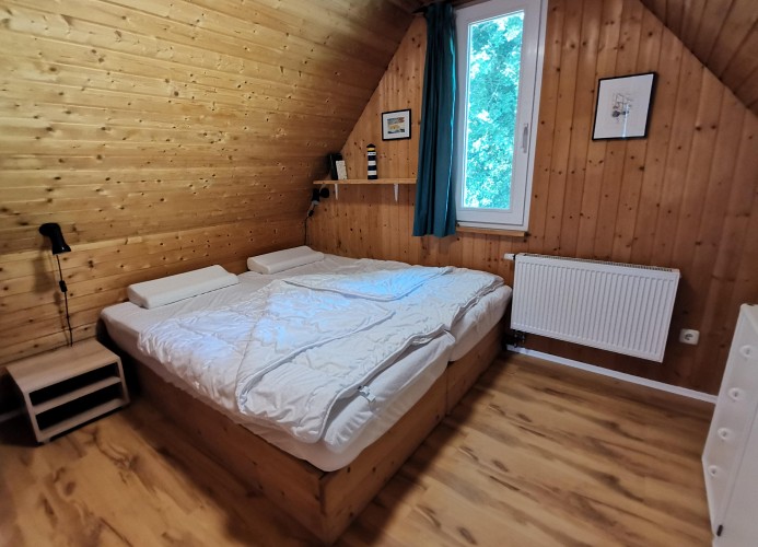 Doppelbett im zweiten Schlafzimmer im Dachgeschoss