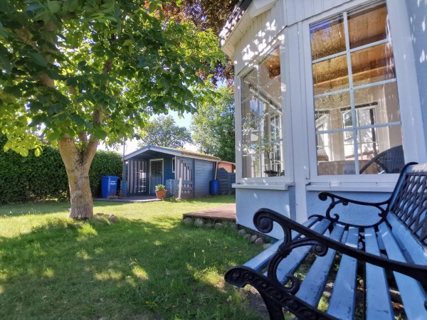 Außenansicht, komplett eingezäunt